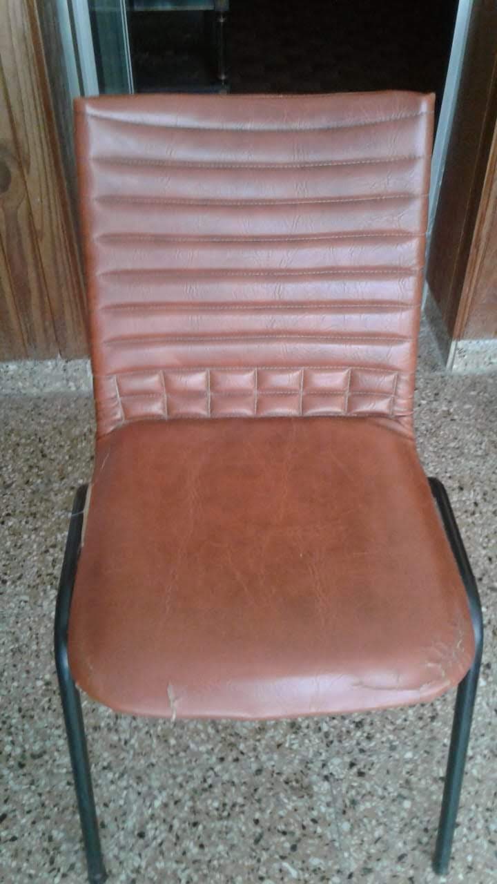 silla tapizada cuerina con patas de caño redondo-6 unidades