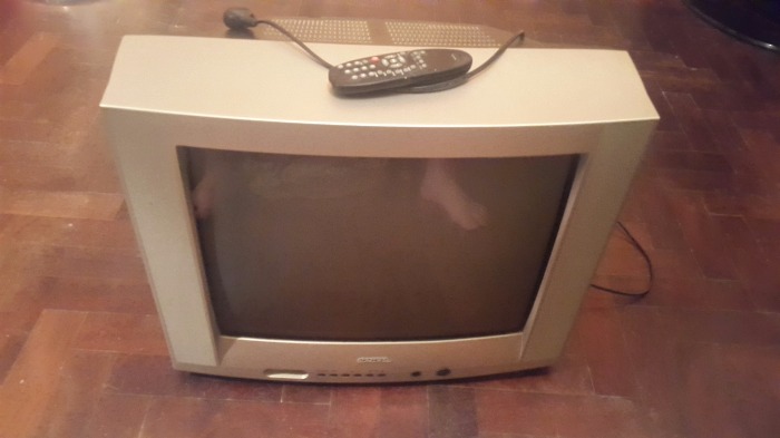 vendo tv usado marca admiral de 20″ con control remoto en funcionamiento ; ideal para cable y directv