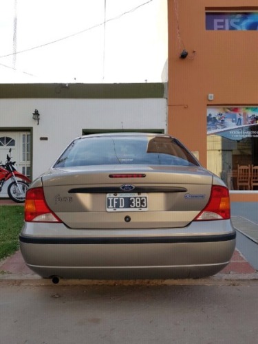 se vende  ford focus 1.6l 2009 nafta 75.000km, color champagne, alarma y cierro centralizado, vigía.