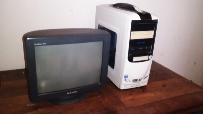 pc  con microprocesador pentium 1 gb de memoria, dos discos de 80 gb, placa de video y un monitor sansung 20″.c