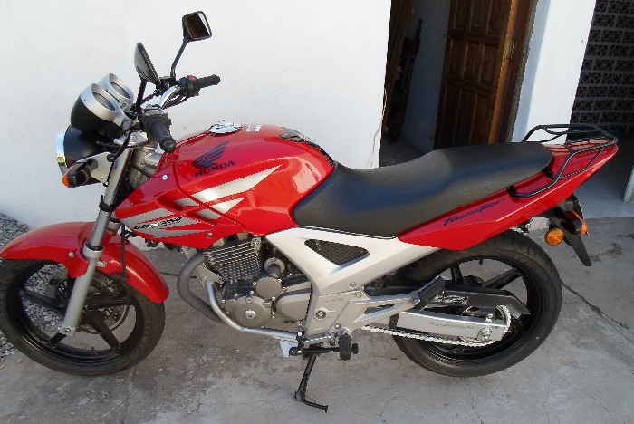 vendo honda twister 250 cc. impecable. año 2013. 13.000 km. cubierta trasera nueva. todos los papeles al día. lista para trasferir.