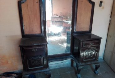 mueble antiguo le faltan  2 espejos, lo demás en excelente estado