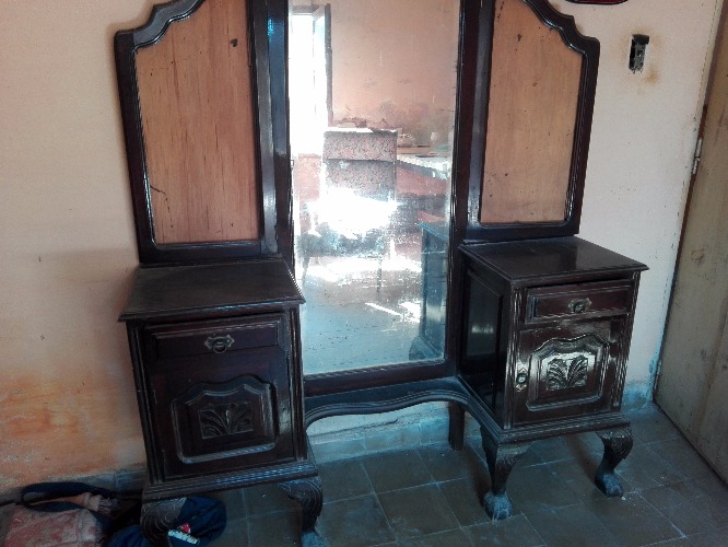 mueble antiguo le faltan  2 espejos, lo demás en excelente estado