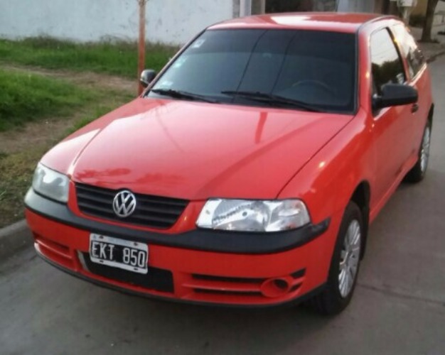 vendo gol 1.6 modelo 2004 con gnc , 143.000 km , cubiertas nuevas y papeles al día..