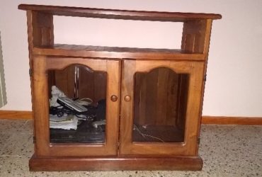 vendo mesa de televisor de algarrobo, medidas 0,90 de ancho x 0,80 cms de alto, cómo nueva, a mitad de precio de su valor real