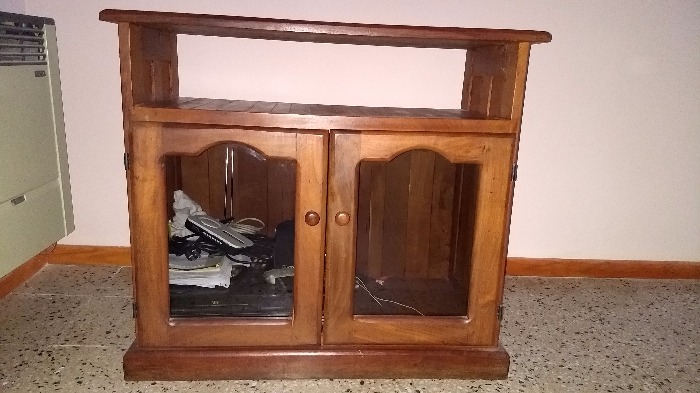 vendo mesa de televisor de algarrobo, medidas 0,90 de ancho x 0,80 cms de alto, cómo nueva, a mitad de precio de su valor real