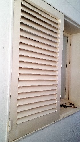 vendo tres ventanas de madera con celosias. excelente estado