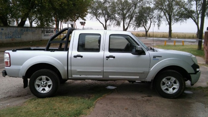 vendo ford ranger xlt 2011 con 180.000precio charlable