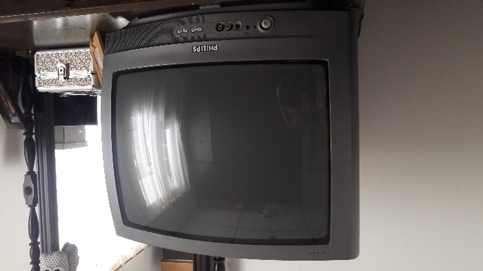 vendo tv philips 21″ usado, con control remoto( esté no funciona bien).