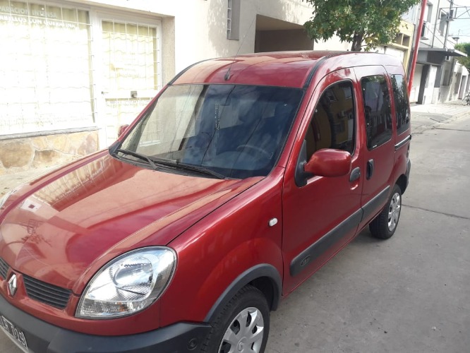 vendo kangoo naftera 2011, full,  alarma…cierre centralizado…levantavidrios…cubiertas nuevas….unica mano