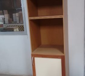 mueble melamina roble, bisagras articuladas, puerta lustrada con centro laqueado hueso, patas plásticas medidas: 60x216x57 cm.