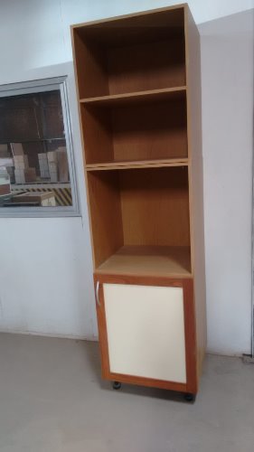 mueble melamina roble, bisagras articuladas, puerta lustrada con centro laqueado hueso, patas plásticas medidas: 60x216x57 cm.