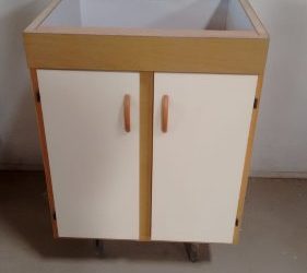 bajo mesada bastidor con plus roble 60x72x57 cm. puertas en melamina almendra, patas plásticas roscadas en la base