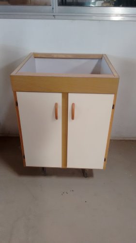 bajo mesada bastidor con plus roble 60x72x57 cm. puertas en melamina almendra, patas plásticas roscadas en la base