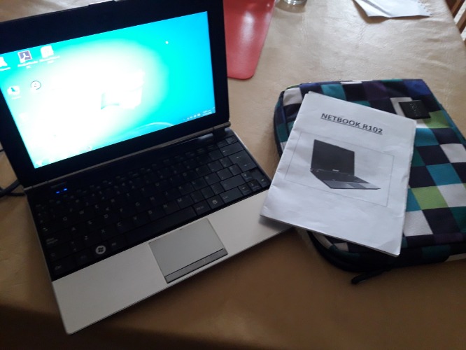 vendo netbook usada marca olivetti en muy buen estado ..llamar a celu o x wsp