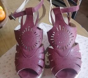 sandalias de mujer n39. poco uso y super comodas. llevalas.