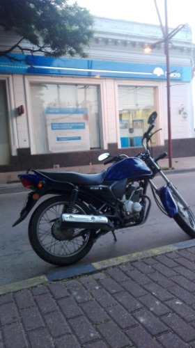 vendo honda cb1 modelo 2015 todos los papeles al día..