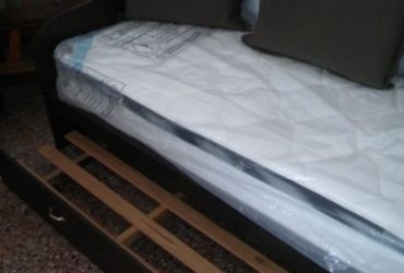 vendo cama marinera con respaldo para sillón. apta para colchón de una plaza.