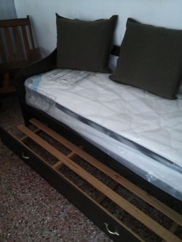 vendo cama marinera con respaldo para sillón. apta para colchón de una plaza.