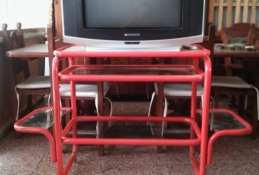 mesa para tv alto 85 ancho 45 largo 1,45.  se sacan los laterales y queda d largo 90. $2500.tv Televisor 29 pulgadas con control $1500