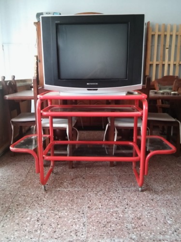 mesa para tv alto 85 ancho 45 largo 1,45.  se sacan los laterales y queda d largo 90. $2500.tv Televisor 29 pulgadas con control $1500