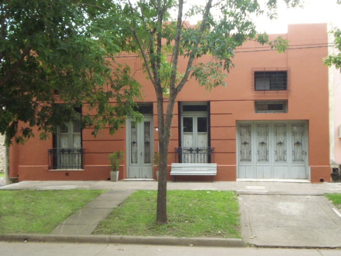 casa en dos plantas en pleno centro de la ciudad de armstrong, frente a plaza san martin y a metros del centro cívic y comercial – 4 dorm. 242 mts cub