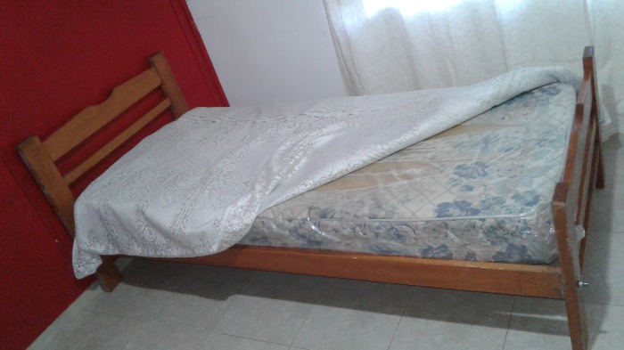 vendo cama de 1 plaza con colchon.