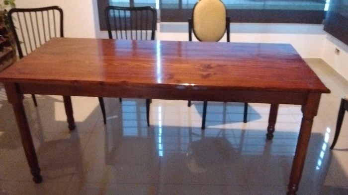 vendo mesa de pino 2m x 0.8 aproximadamente excelente estado.