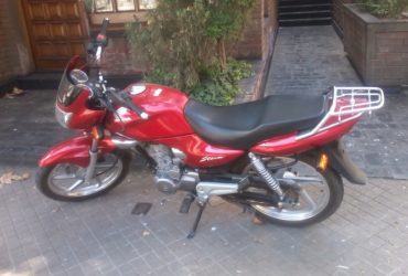 vendo honda storm 125 modelo 2010, patentada 2011. 8600 km papeles al dia.