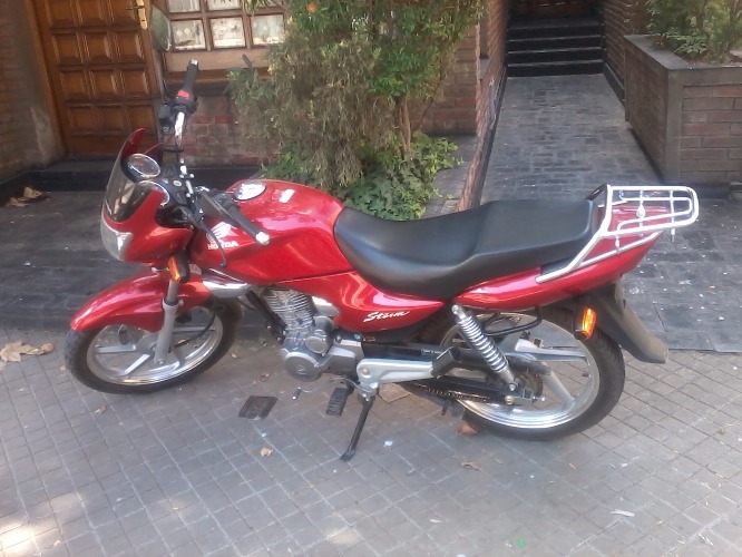 vendo honda storm 125 modelo 2010, patentada 2011. 8600 km papeles al dia.