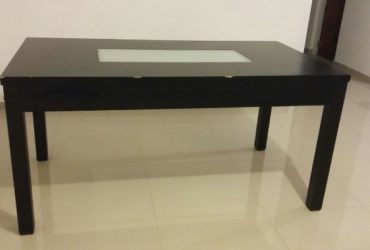 mesa negra laqueada, vidrio rectangular en el centro, medidas 1,60 x 0,80, buen estado.