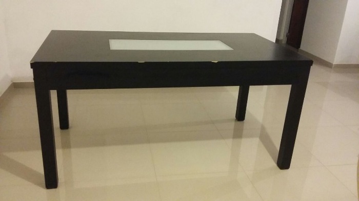 mesa negra laqueada, vidrio rectangular en el centro, medidas 1,60 x 0,80, buen estado.