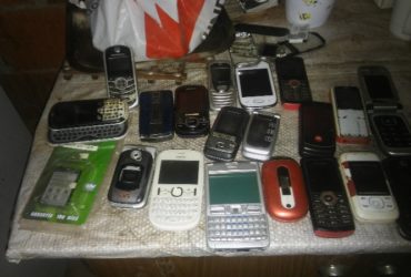 vendo celulares rotos para repuesto alguno tienen detalles sencillos a reparar. hay carcasas plaquetas y barerias. repuesto para cel viejitos de antes