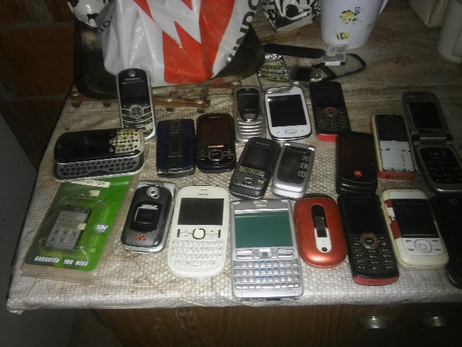 vendo celulares rotos para repuesto alguno tienen detalles sencillos a reparar. hay carcasas plaquetas y barerias. repuesto para cel viejitos de antes