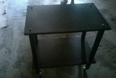 1 MESA DE TELEVISOR  $ 600