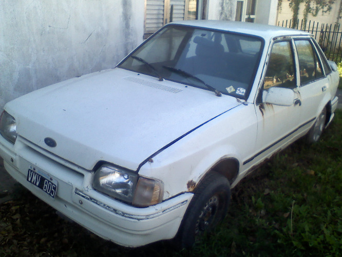 ford escort para respuestos mod 1989, equipo a gas, 2 cubiertas nuevas, chaperia muy caido, liquido.