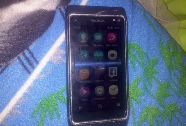 vendo celu nokia n8, tiene 12 gb memoria. camara delantera, tracera de 12 megapixeles, flash, cuenta con todas las redes sociales mas inf x wasathap