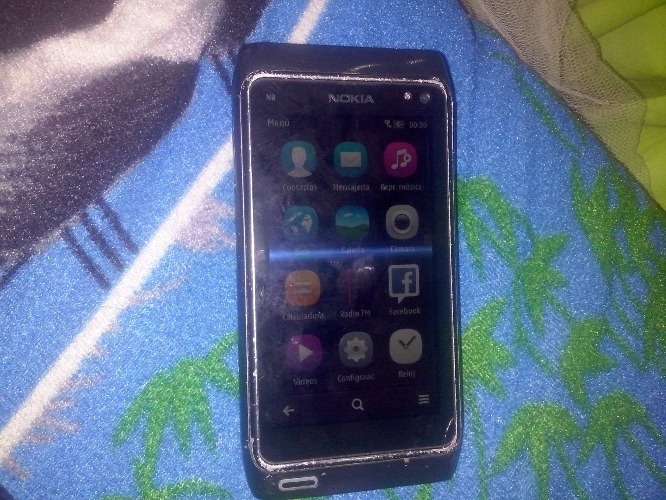 vendo celu nokia n8, tiene 12 gb memoria. camara delantera, tracera de 12 megapixeles, flash, cuenta con todas las redes sociales mas inf x wasathap