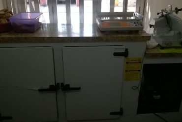 se vende heladera mostrador con 1 año de uso de 2,00  x 60 excelente estado