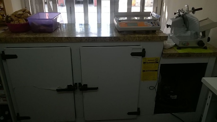 se vende heladera mostrador con 1 año de uso de 2,00  x 60 excelente estado