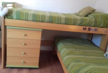 juego de dormitorio infantil unisex, con cama marinera con frente tipo cajón haciendo juego, roperito y chifonier. no incluye colchón y acolchados