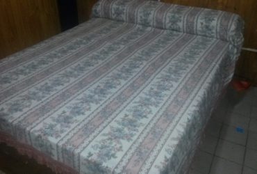 cama con colchon en buen estado. medida colchon 1.40mts de alto y 20cm de alto.