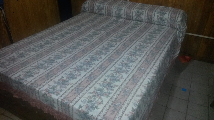 cama con colchon en buen estado. medida colchon 1.40mts de alto y 20cm de alto.