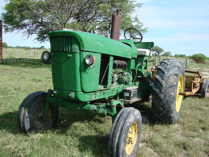 vendo tractor john deere 2420 rodado patonas 18/4/30,direccion hidraulica , toma hidraulica y toma de fuerza ,muy buen estado. $ 210.000