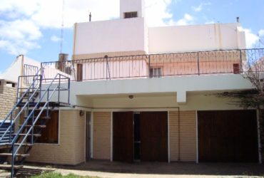 hermosa casa dos plantas: recibidor, living a desnivel,  comedor que da a jardín, baño, cocina lavadero, garage 2 coches.3 dormitorios baño y otros.