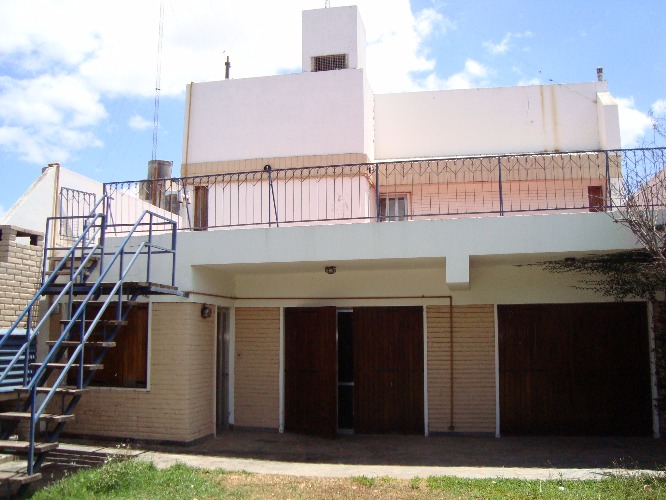 hermosa casa dos plantas: recibidor, living a desnivel,  comedor que da a jardín, baño, cocina lavadero, garage 2 coches.3 dormitorios baño y otros.