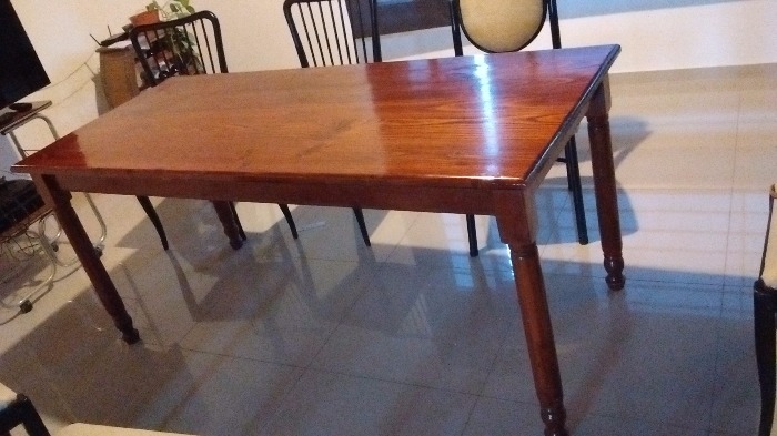 vendo mesa de pino 2m x 0.8 aproximadamente excelente estado.