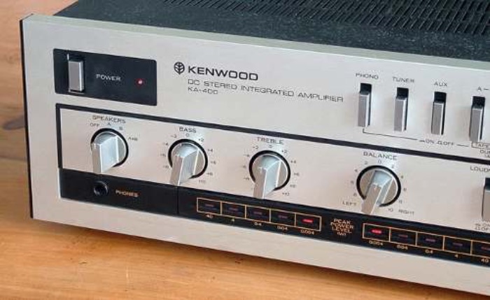 vendo equipo de audio kenwood made in japan ,  1 bandeja giradiscos , 1 amplificador de 90 watios ,45 por canal y 2 speakers de 3 vías de salida