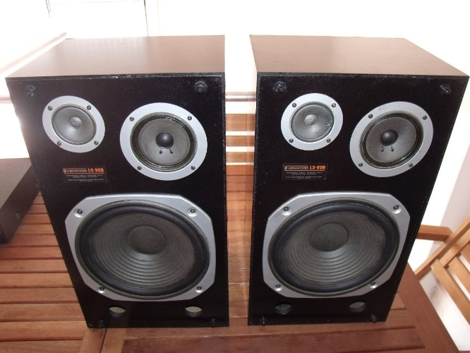 vendo equipo de audio kenwood made in japan excelente estado con amplificador de 45 vatios por canal ,bandeja giradiscos y 2 speakers de 3 vías salida