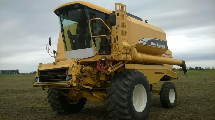 vendo cosechadora new holland tc59 con plataforma 23 pies, año 2004, 5500hs. muy buena.